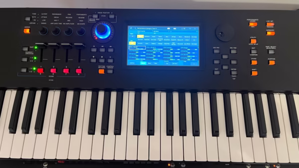 YAMAHA MODX7 ( USATO ) COMPLETA DI BORSA